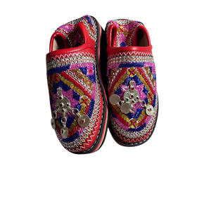 Babouches Aouge authentiques faites à la main avec broderie berbère géométrique, pantoufles en cuir véritable pour hommes et femmes, plates - Product Image 1