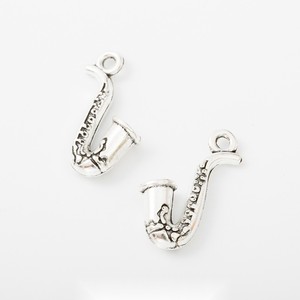 Ciondolo a forma di sassofono curvo ornamentato in lega di zinco color argento antico per braccialetti da jazz band - Product Image 1