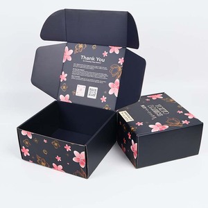 Caixa de Envio Corrugada Preta com Logo Personalizado e Estampa Floral Sakura, Impressão Interna em Cores Completas, Embalagem Personalizada para Presentes - Product Image 1