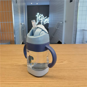 แก้วน้ำเด็กแบบมีหลอดดูด ลายการ์ตูน ป้องกันการสำลัก แก้วน้ำเด็กพกพาสะดวก พร้อมหูจับ ขวดน้ำพลาสติกสำหรับเด็ก - Product Image 3