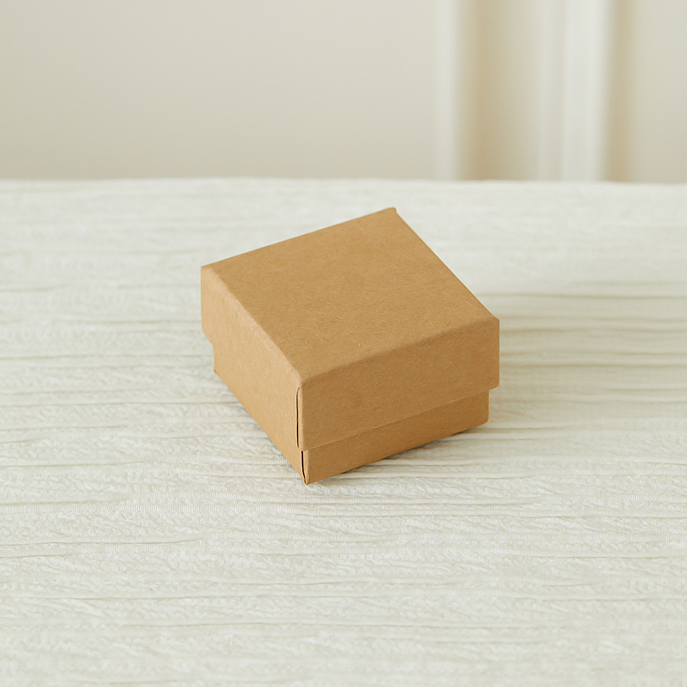 Marron [boîte à bagues 5 x 5 x 3 cm avec mousse]
