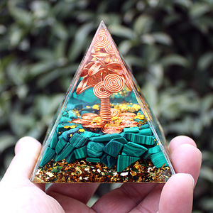 Pirámide de Cristal Kogiya con Arte en Resina, Alambre de Cobre, Piedras de Malaquita, 8 cm, Adorno de Mesa, Regalo para el Día de la Tierra - Product Image 4