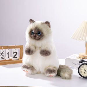 Zaino Peluche Gatto Siamese Seduto con Sciarpa a Quadretti Blu, Simulazione Realistica di Animale, Zaino Gatto Fai-da-Te - Product Image 4