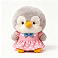 Peluche pingouin gris mignon et moelleux, vêtu d'une robe à pois avec un nœud bleu, jouet en peluche pour enfants, cadeau pour enfants, peluche pingouin