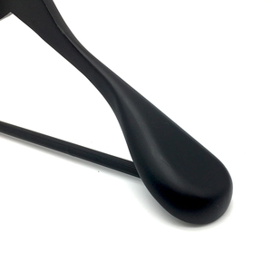Perchas de madera de lujo de buena calidad con logotipo. Fabricante directo. Perchas de madera de lujo personalizadas para tiendas de ropa. - Product Image 4
