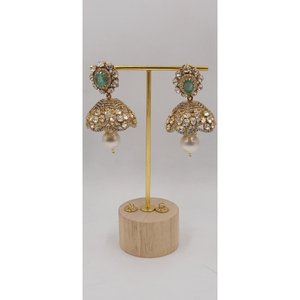Pendientes Jhumka victorianos tradicionales en tono dorado con piedra verde central y conjunto de joyas con diamantes americanos transparentes incrustados. - Product Image 1