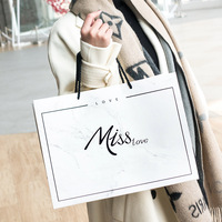 Vente en gros de sacs en papier d'art de luxe avec logo personnalisé accessoire de ruban impression offset pour vêtements chaussures chaussettes cadeaux de vente au détail de fourrure