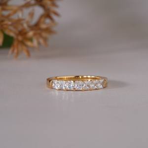 แหวนทองประดับเพชรทรงบาแก็ตต์สำหรับผู้หญิง ดีไซน์แหวนสวมใส่ได้ทุกวัน สวยหรู ทันสมัย เหมาะสำหรับสาวๆ เครื่องประดับที่ดูสง่างาม - Product Image 1