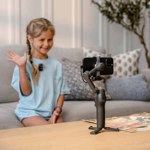 Osmo Mobile 8 อุปกรณ์กันสั่นสำหรับสมาร์ทโฟน จิมบอลสำหรับถ่ายวิดีโอ เหมาะสำหรับการถ่ายทำท่องเที่ยวและการตั้งค่าไลฟ์สด - Product Image 1