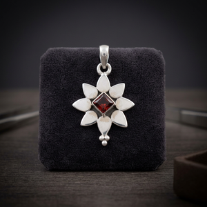 RArt Palace Colgante Clásico Unisex con Dije de Flor Plateado y Bisel de Granate - Product Image 2