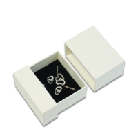 Boîte à bijoux en papier avec fermeture à boucle carrée colorée, logo personnalisé imprimé en relief, pour ranger les bagues, les colliers, les boucles d'oreilles