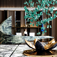 Lustre en verre vert émeraude ANNO avec pièces facettées flottantes, luminaire suspendu personnalisé pour réception d'hôtel de luxe
