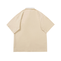 Camiseta Polo Personalizada para Hombre, Color Beige Arena, Corte Cuadrado, Hombros Caídos, Cuello Blanco, Bolsillo con Parche, Diseño Gráfico de Dibujos Animados, Manga Corta