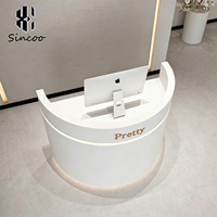 Bureau de réception moderne blanc incurvé pour salon de beauté, petit comptoir d'accueil pour salon de coiffure, comptoir de réception pour salon de manucure et spa