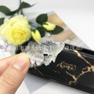 Perles acryliques en forme de poisson rouge transparentes, décorations animales gravées au laser 3D pour l'art, perles en vrac de collection - Product Image 1