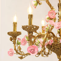 Lustre suspendu en cuivre doré de luxe européen, style victorien, avec fleurs de rose en céramique, pour décoration de mariage.