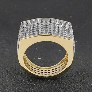Bague cubaine pour homme, style hip-hop, très tendance, entièrement sertie de diamants, en cuivre, pour fiançailles, fête ou cadeau - Laiton plaqué or 18 carats - Product Image 2