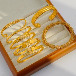 Juego de Siete Brazaletes Chapados en Oro, Resistentes al Agua, con Diseño de Escamas de Serpiente y Cristales Transparentes, de Lujo para Uso Diario, para Mujer - Product Image 1