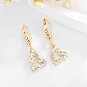 2025 colgante de alta calidad corazón hueco 14K cobre chapado en oro con incrustaciones de circón uso diario pendientes de latón joyería de mujer - Product Image 1