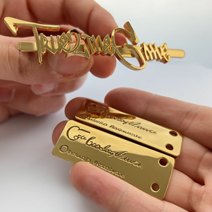 Personalizado 3D placa grabada zapatos bolsa diseño etiquetas letras <span class=keywords><strong>Metal</strong></span> nombre etiquetas bolso <span class=keywords><strong>Metal</strong></span> etiqueta marca <span class=keywords><strong>Metal</strong></span> Logo para bolsos monederos - Product Image 6