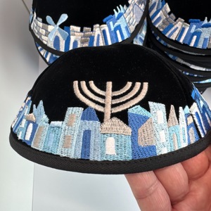 Magnifique couvre-chef juif en velours, Yarmulke en velours brodé avec motif Mur de Jérusalem, Kippot en velours - Product Image 3