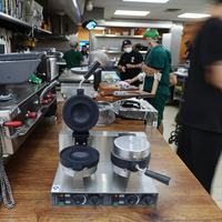 Machine à gaufres électrique à double tête avec logo personnalisé UFO Burger 110V/220V équipement de cuisine commercial pour soucoupe volante Burger