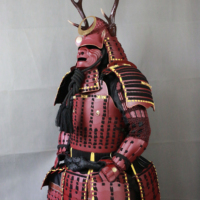 Tam Set Demir Samuray Yoroi Zırhı Oymalı 3D Altın Desenli Miğfer Göğüs Plakası Büyük Geyik Boynuzu Maedate Kabuto Giyilebilir Japon