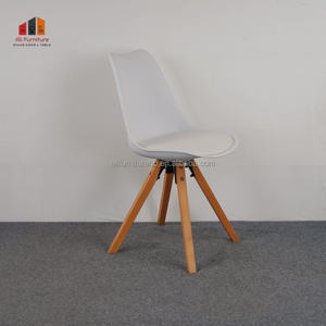 Chaise de salle à manger blanche nordique avec pieds en bois massif, chaise en plastique PP simple et moderne pour la maison, le café et l'intérieur minimaliste - Product Image 3