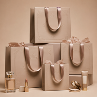 Sacs en papier laminés mats écologiques avec logo imprimé UV personnalisé pour cosmétiques, parfums, cadeaux