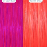 Tirai Tinsel Merah Mawar Fluoresen yang Laris Manis, Bersinar Indah di Bawah Sinar UV, Latar Belakang Pesta yang Menarik Perhatian.