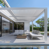 Pergola moderne en aluminium avec lames rotatives, contrôle de l'ombrage, toit à lamelles, éclairage LED motorisé réglable à distance, ventilateur