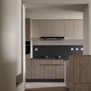 Armoire de cuisine en bois massif en forme de L sur mesure avec plan de travail en pierre de quartz, panneau de porte en acrylique laqué, robinet, charnière - Product Image 5