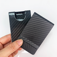 Dompet RFID serat karbon pria, mewah dengan penutup terbuka Logo kustom pola bergaris pemegang klip uang untuk kartu