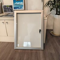 Vitrine en verre verrouillable sur mesure pour installation murale pour restaurants, bureaux et bâtiments gouvernementaux