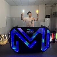 Comptoir de Bar Tendance avec Meuble LED Personnalisé pour DJ, Écran LED 3D Pleine Couleur et Cabine DJ