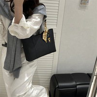 Sac fourre-tout en PU de luxe léger avec fermeture éclair et deux sangles, style foulard-nœud, pour femme, nouvelle collection été 2025, sac à bandoulière patchwork tendance à porter sous le bras