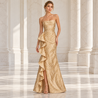 Robe de soirée sirène en jacquard doré pour femme, sans bretelles, avec volants cascade sur le côté et fente haute, idéale pour les événements de gala