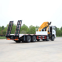Camion de transport d'équipement avec grue 6x4, plateau à rampe, treuil pour le déplacement de machines (excavatrices, chargeuses) dans le désert