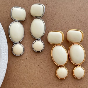 Brincos Longos de Resina Branca Creme Estilo Retrô Francês para Mulheres - Product Image 4