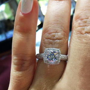 Anello di fidanzamento da donna F1129 con diamante naturale taglio cuscino, stile classico, montatura a halo, equivalente a 1 carato - Product Image 2