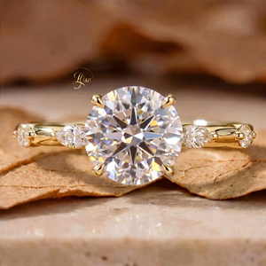 Bague de fiançailles personnalisée en or 18 carats avec diamant de laboratoire de coupe ancienne européenne, certifiée IGI, et pierres latérales en diamant de laboratoire VVS – Bijoux - Product Image 1