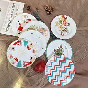 Ensemble d'assiettes en céramique de Noël, vaisselle en porcelaine festive avec des motifs de Père Noël, bonhomme de neige et sapin de Noël, pour les fêtes de fin d'année - Product Image 3