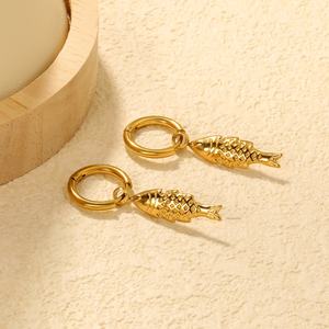 Pendientes Colgantes de Acero Inoxidable con Baño de Oro PVD de 18K, Resistentes al Agua, Estilo Vida Marina, Diseño de Pez, Novedad de Verano - Product Image 4
