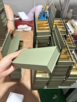 Boîte rigide élégante vert sauge à fermeture magnétique avec doublure dorée, boîte en papier d'art imprimée UV sur mesure pour la vente en gros