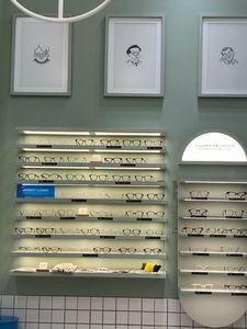 Aménagement intérieur d'un magasin d'<span class=keywords><strong>opticien</strong></span> : Vitrine à lunettes en bois é<span class=keywords><strong>l</strong></span>égante avec éclairage LED et tiroirs - Product Image 3