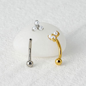 Rechter Grand ASTM F136 Titanium 16G <span class=keywords><strong>Pearl</strong></span> Trinity Flower <span class=keywords><strong>Labret</strong></span> Internally Threaded Rook Oorring Wenkbrauwpiercing - Product Image 2