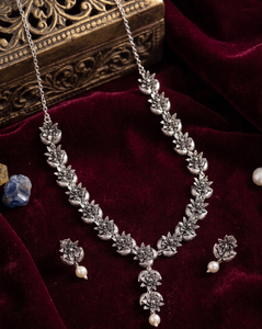DIVYORO Ensemble de collier classique en argent oxydé de qualité supérieure avec pendentif floral et perle, bijoux de mariage avec boucles d'oreilles - Product Image 2