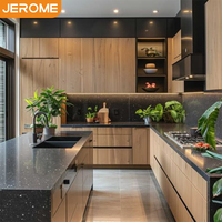 Cuisine modulaire personnalisable en bois de chêne clair avec panneaux plats, comptoir en quartz noir et étagère ouverte à LED pour villa moderne