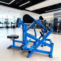 Máquina de remo sentado con carga de placas para uso comercial en interiores, ideal para clubes.