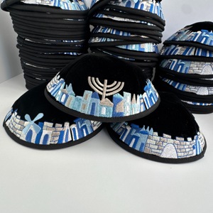 Magnifique couvre-chef juif en velours, Yarmulke en velours brodé avec motif Mur de Jérusalem, Kippot en velours - Product Image 5